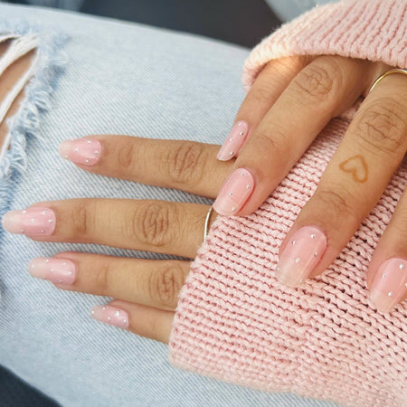 Découvrez le Kit d'Ongles Emano : une solution innovante et abordable pour sublimer vos ongles en un temps record. Notre technologie de gel semi-durci réagit parfaitement sous une lampe UV, préservant ainsi la santé naturelle de vos ongles.