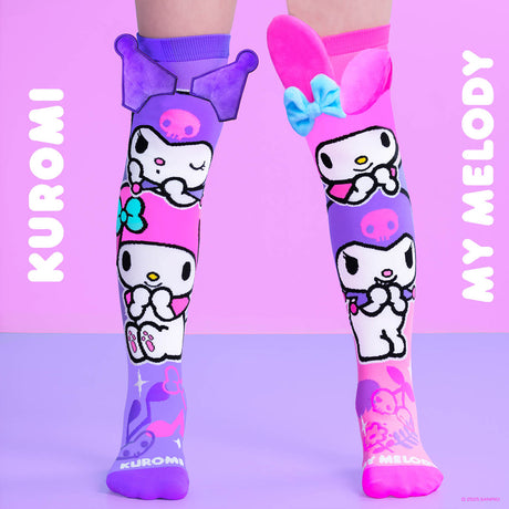 Paire de chaussettes fantaisie Sanrio Kuromi et My Melody, avec un personnage différent sur chaque chaussette et des oreilles en peluche 3D.