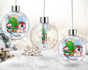Une décoration de Noël personnalisée avec le prénom de votre choix, ornée de motifs festifs pour illuminer votre sapin et votre maison.