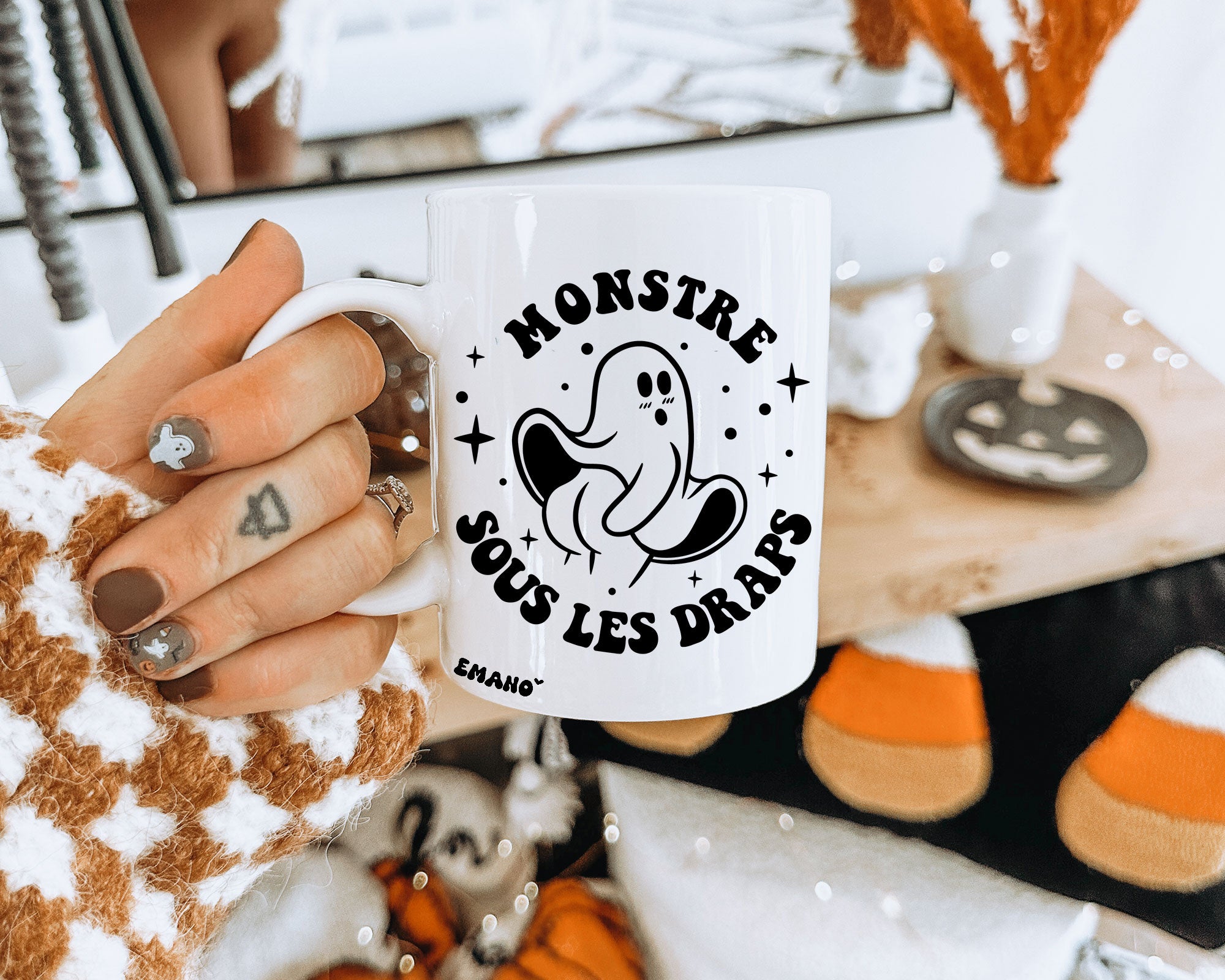 Un fantôme farceur qui vous mettra de bonne humeur dès le matin ! Découvrez notre tasse "Monstre sous les Draps !" avec un design espiègle qui fera sourire tout amateur d'humour. La tasse parfaite pour une dose de légèreté quotidienne. ☕👻