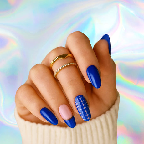 Manucure graphique bleu cobalt et nude rosé avec détails dorés, réalisée avec des stickers gel semi-permanent Emano – design moderne et structuré.