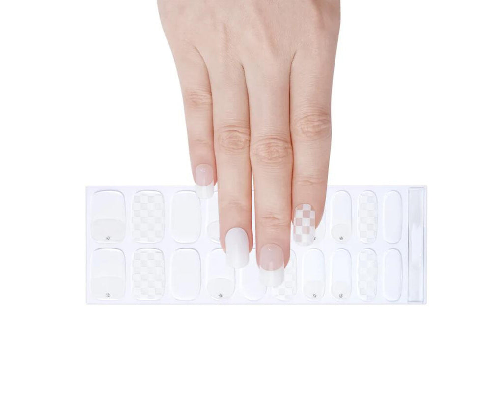 Découvrez le Kit d'Ongles Emano : une solution innovante et abordable pour sublimer vos ongles en un temps record. Notre technologie de gel semi-durci réagit parfaitement sous une lampe UV, préservant ainsi la santé naturelle de vos ongles.