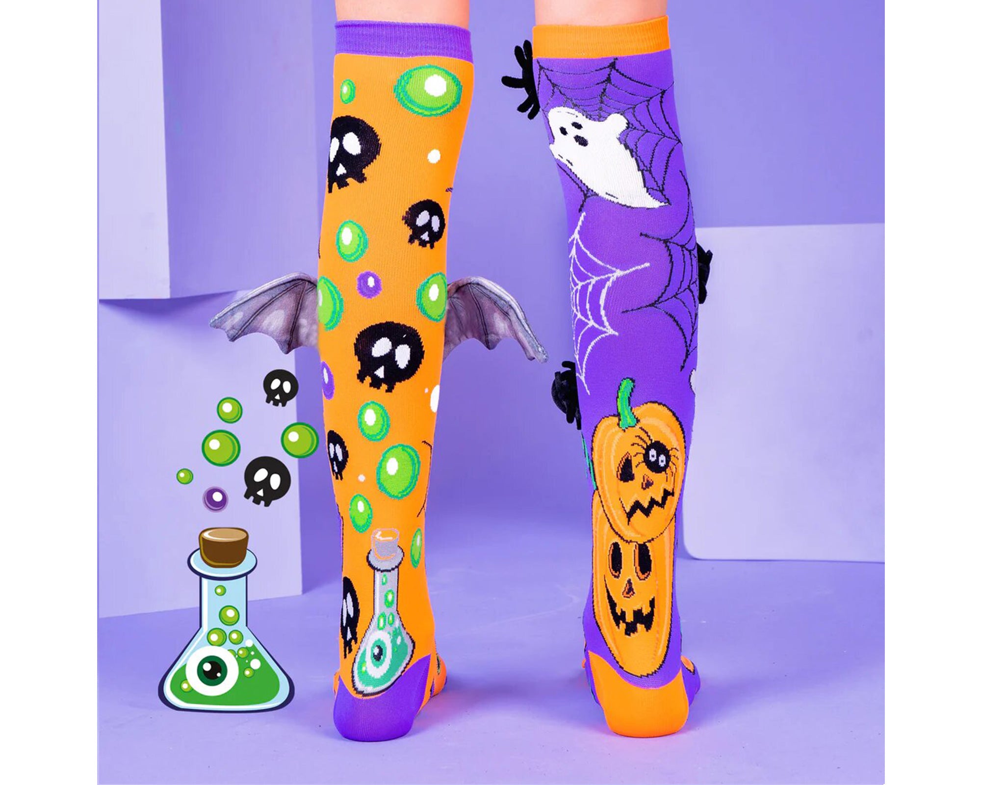 Embrassez la magie du cadeau avec nos nouvelles chaussettes d'Halloween. Avec des araignées en peluche 3D et des ailes de chauve-souris attachées sur mesure, ces chaussettes sont super amusantes et votre tenue sera la plus cool du moment !  Une bonne gâterie effrayante pour Halloween !