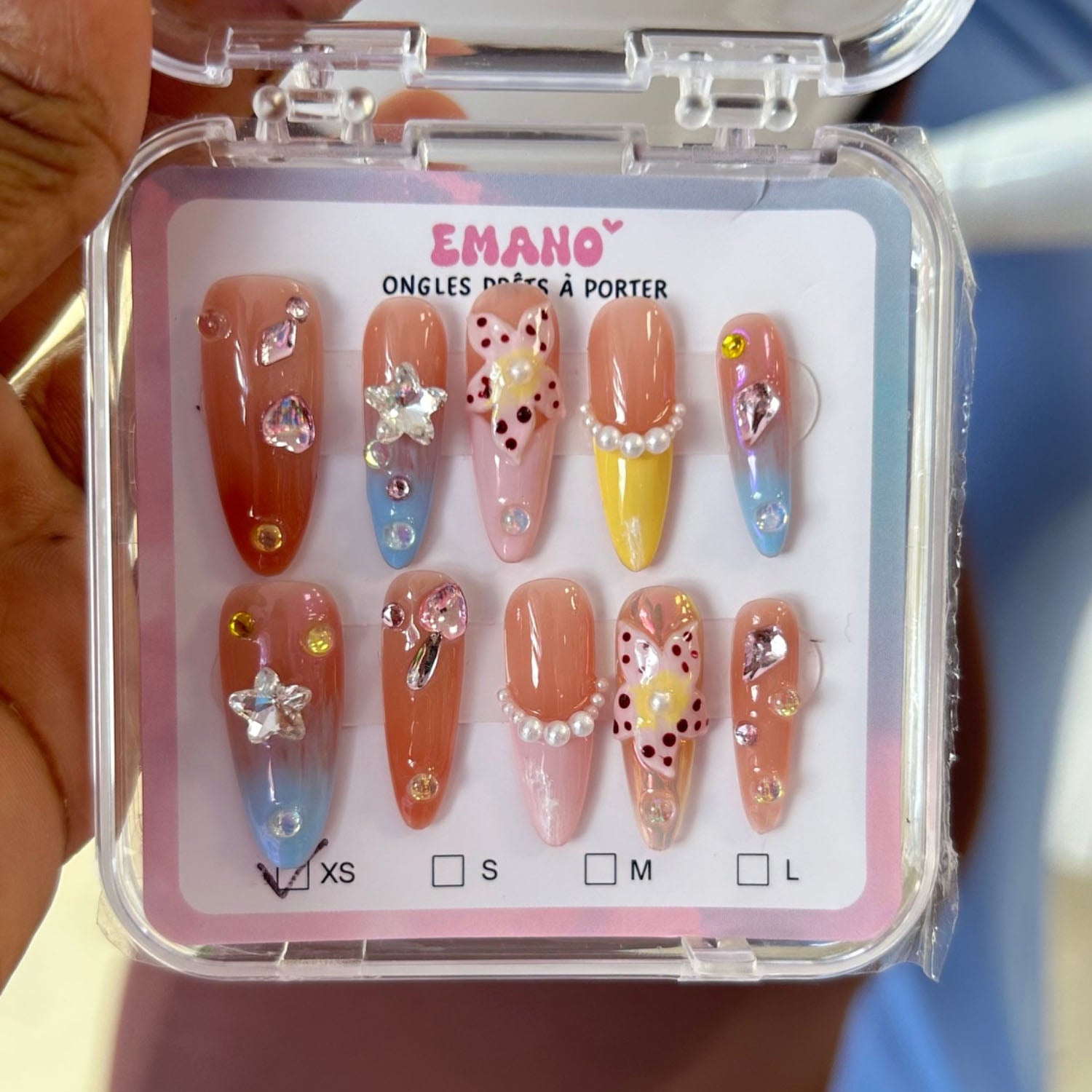 Press On Nails Isadora EMANO – Ongles faits main nude avec strass, perles et fleurs