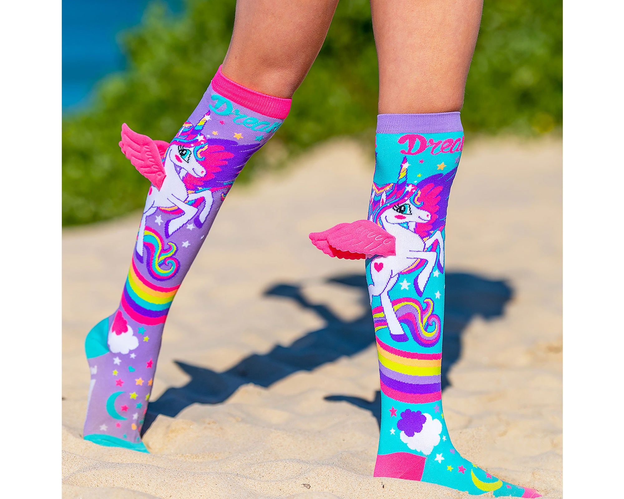 Les chaussettes pour enfants et adultes Mini Pony sont un favori instantané (ailes roses et beaucoup d'amour inclus). 