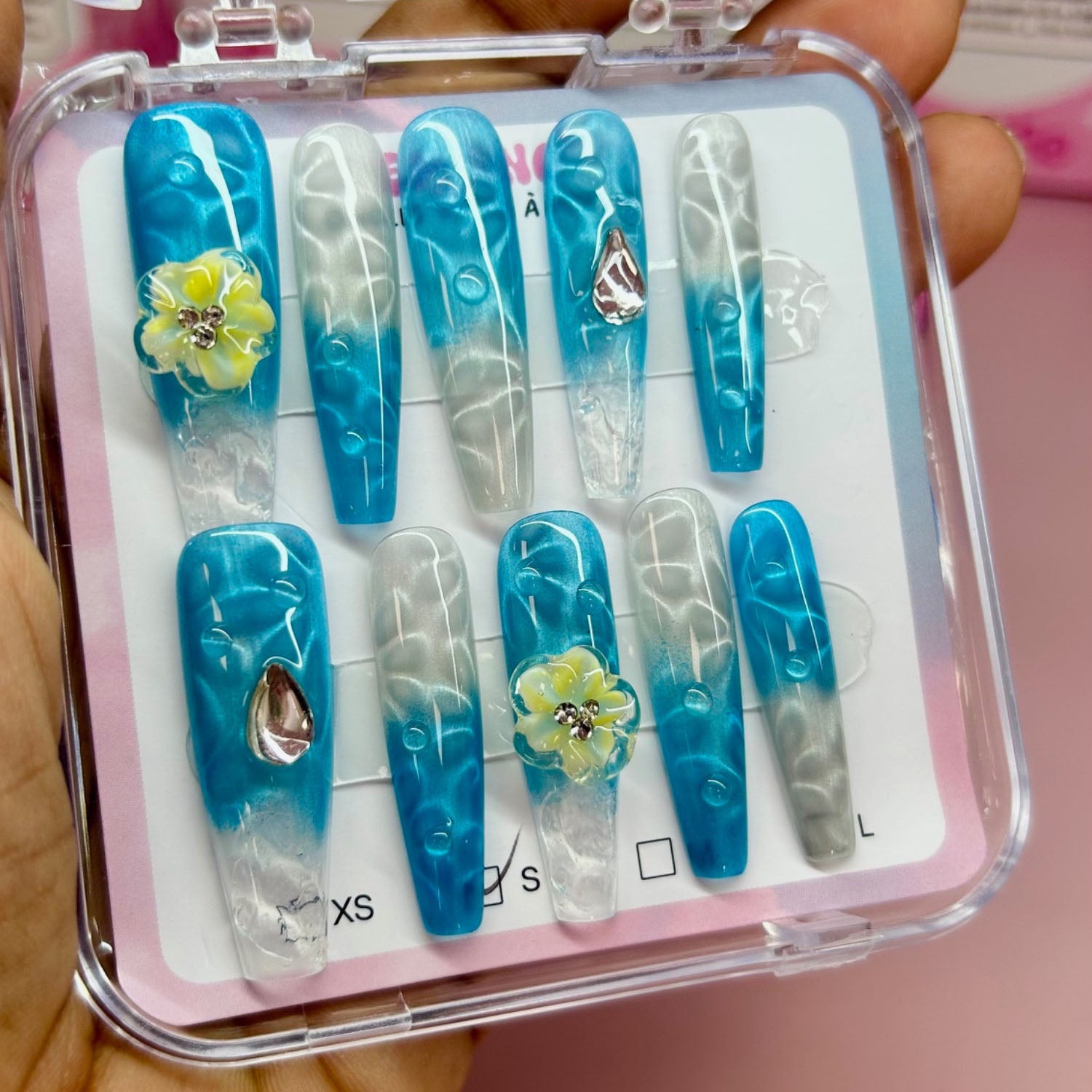Press On Nails Ocean Bloom EMANO – Ongles faits main bleu océan et argent avec fleurs et strass