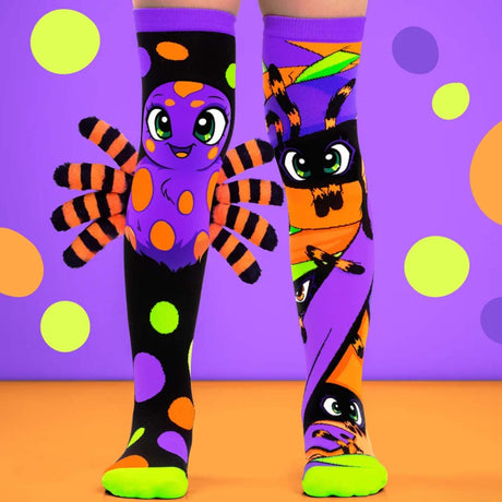 Chaussettes Halloween Spooky Spider violettes et orange avec araignée 3D aux pattes rayées.